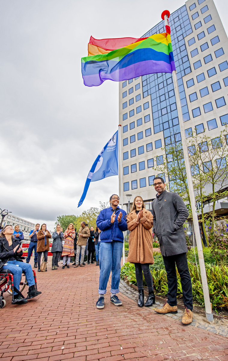 Gemeentehuis wappert regenboogvlag voor Coming-Outdag