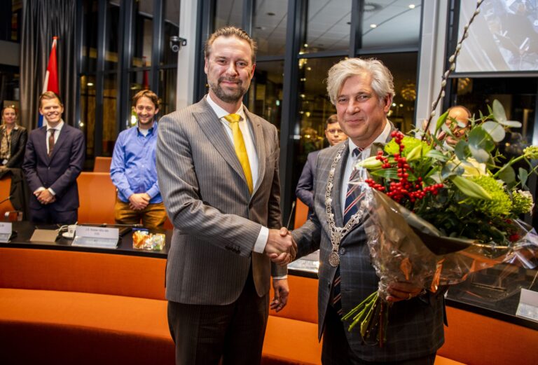 Capelse gemeenteraad benoemt wethouder Struijvenberg tijdens extra raadsvergadering