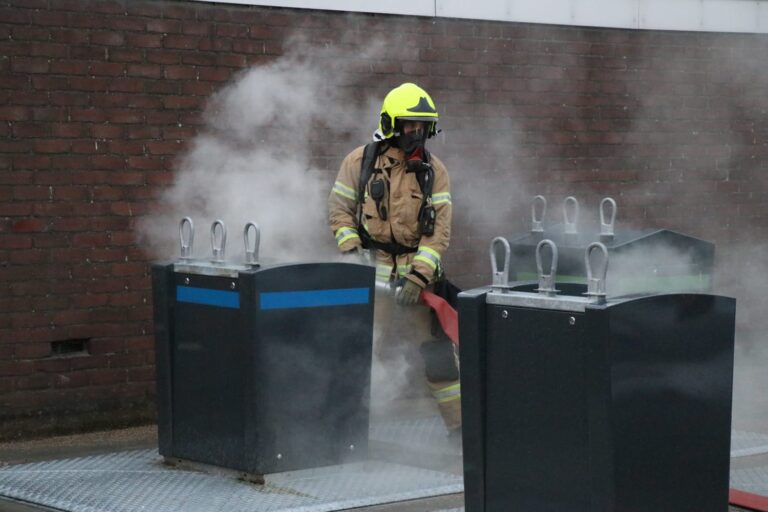 Vandalen steken container in brand