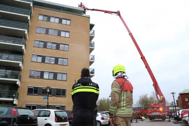 Dakplaten vliegen door de lucht door harde wind