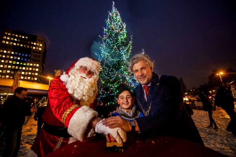 Lichtjes grote kerstboom Stadsplein vrijdagavond ontstoken