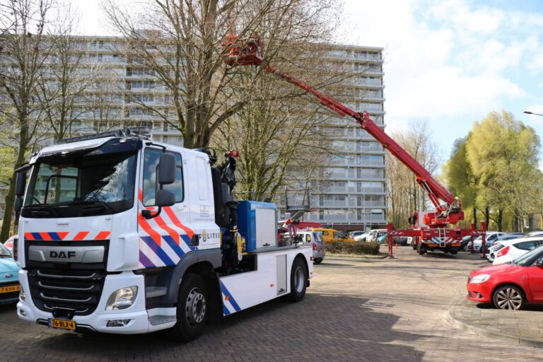 Brandweer verwijderd grote tak uit boom Frederik van Eedenplaats