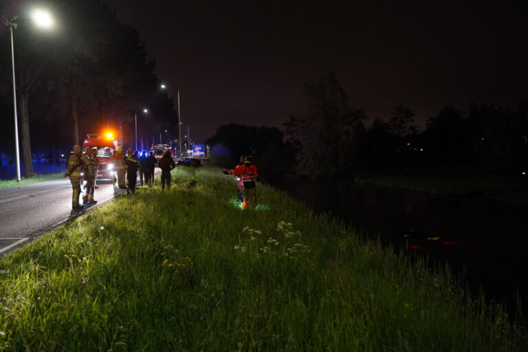 Auto te water op de Abram van Rijckevorselweg na aanrijding