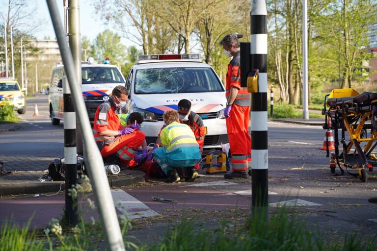 Persoon zwaargewond na aanrijding met politiewagen