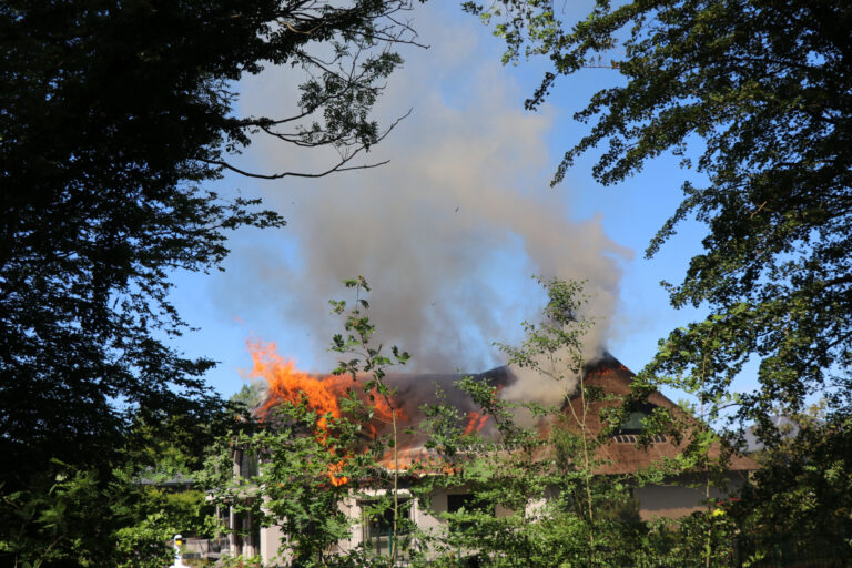 Zeer grote woningbrand aan ‘s-Gravenweg