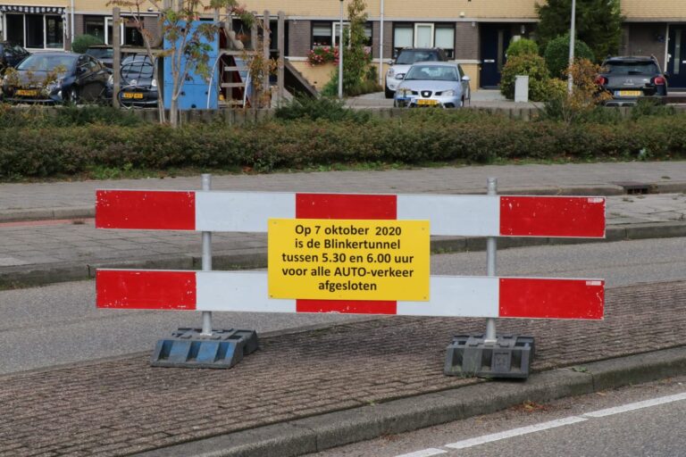 Wegafsluiting voor testen van waterkerende kleppen Algeraweg en Abram Rijckevorselweg