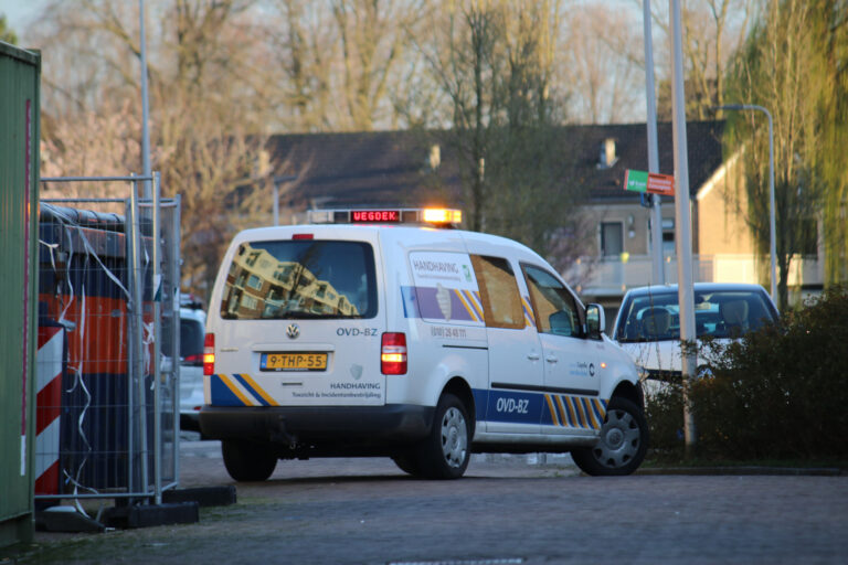 Twaalf bekeuringen, twee messen en vier aanhouding bij controle op het Stadsplein