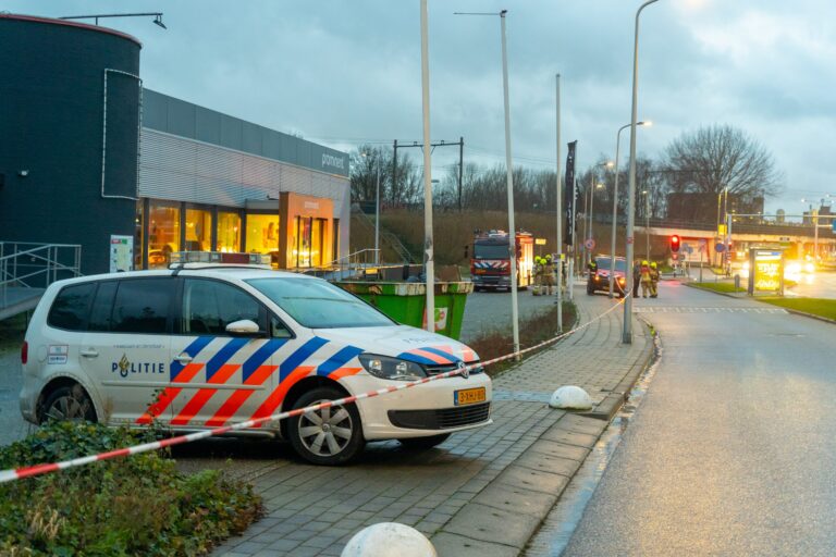 Illegaal afval gedumpt in container op de Hoofdweg