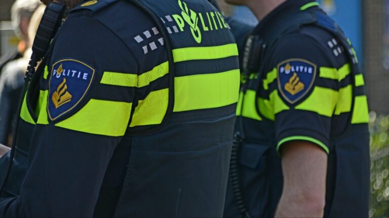 Arrestatieteam haalt verwarde man uit woning Sperwerhof