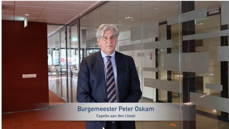 Burgemeester Peter Oskam praat burgers bij in Youtube Video