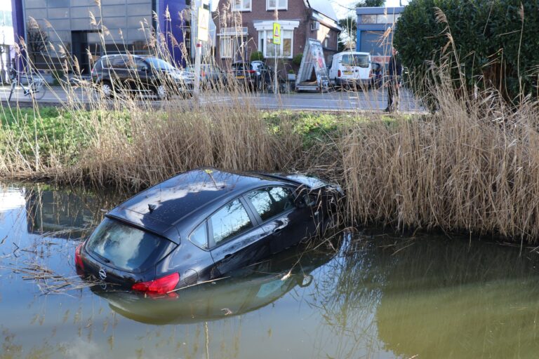 Auto te water door vergeten handrem