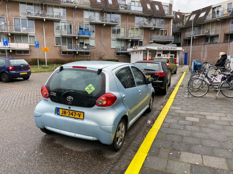 Parkeren langs de stoepranden verboden bij de Action