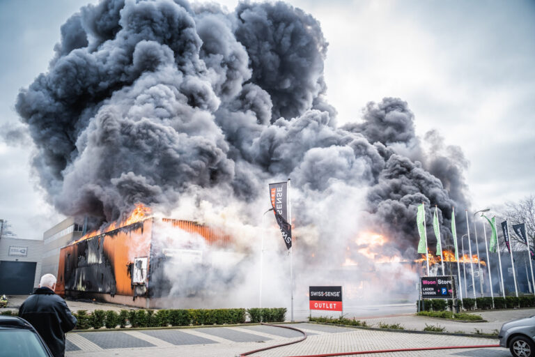 Uitslaande brand verwoest woonwinkel Lylantse Baan