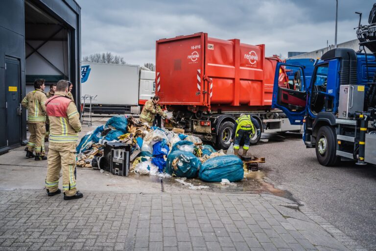 Brand in perscontainer bij bakker Klootwijk