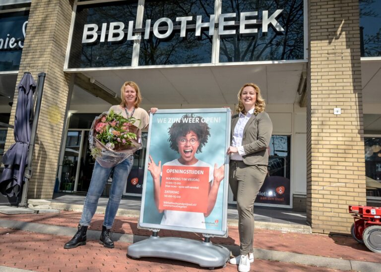 Capellenaren kunnen weer naar de bieb, Wethouder Harriët Westerdijk brengt bloemen