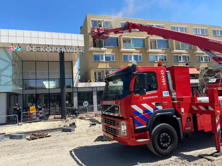 Uitslaande brand verwoest appartement boven winkelcentrum De Koperwiek