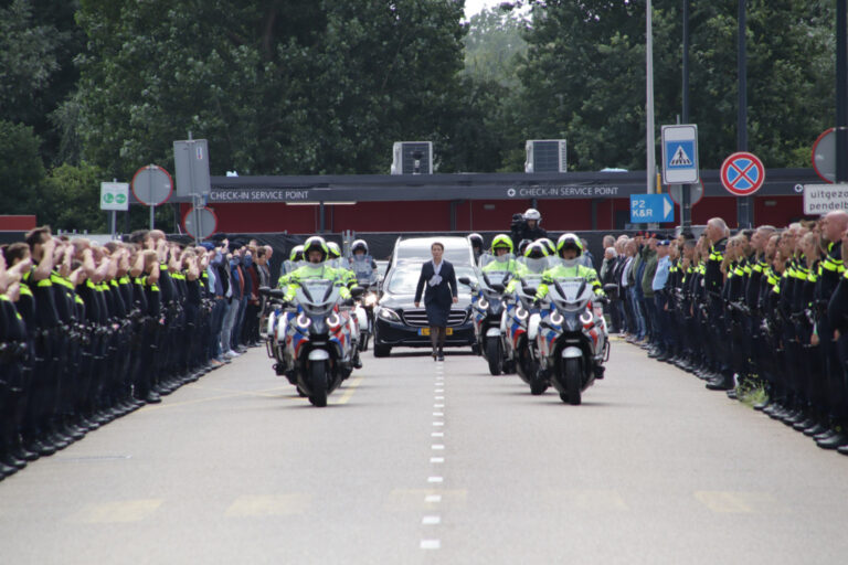 Indrukwekkend laatste eerbetoon voor motoragent Arno