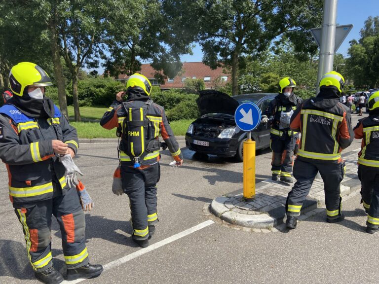 Autobrand blijkt rokende motor op het Mauritshuis