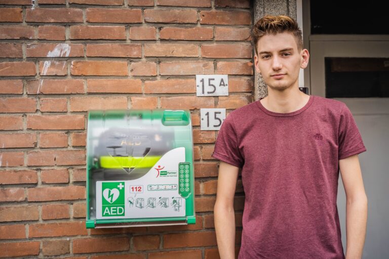 Capelse Tobias schaft zelf een AED aan in Schenkel