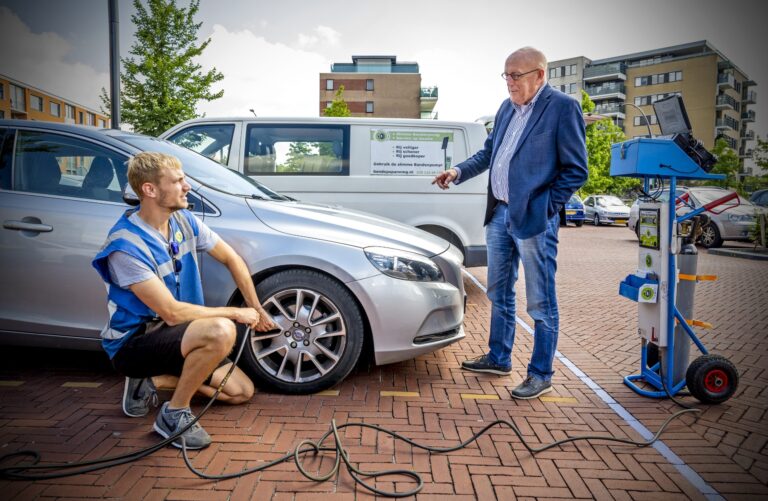 126 Capellenaren laten bandenspanning controleren tijdens winkelen