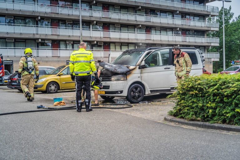 Camper gaat in vlammen op op parkeerplaats Beemsterhoek