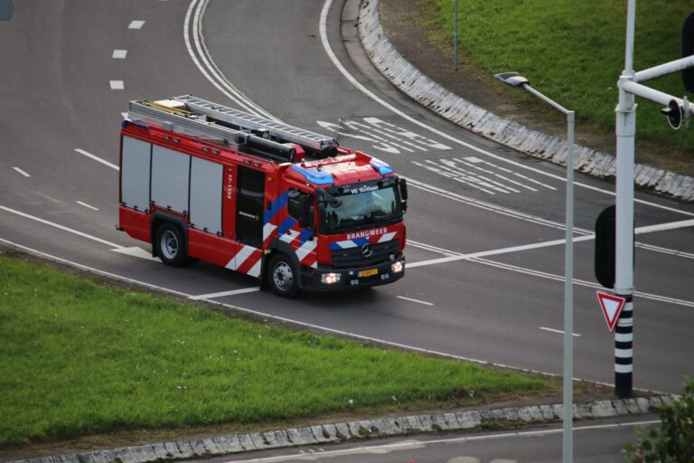 Vrijwilligers van brandweer Capelle ontvangen nieuwe brandweerwagen