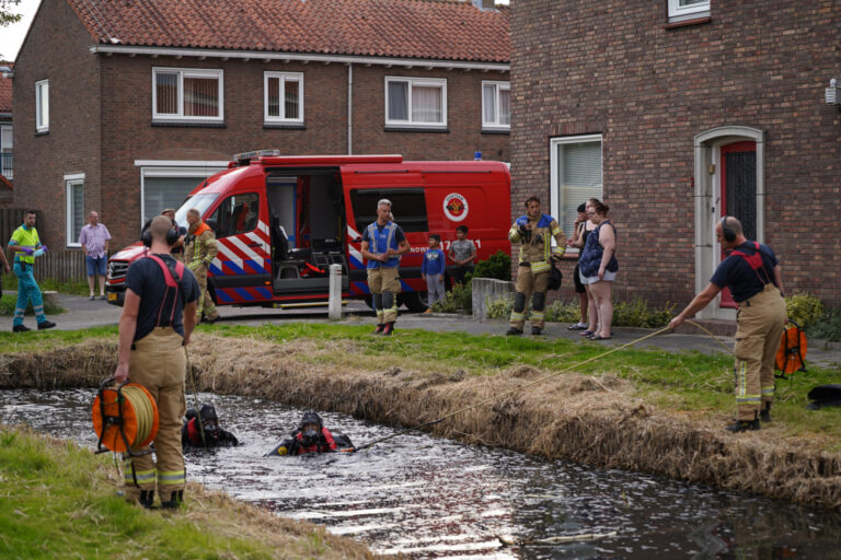 Brandweerduikers doorzoeken sloot na gil en plons