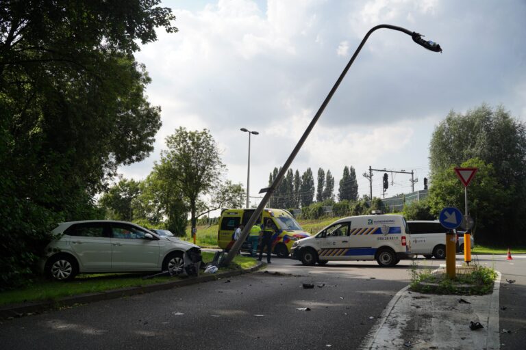 Automobilist botst op lichtmast Burgemeester van Dijklaan