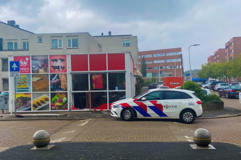 Automobilist rijdt tegen gevel shoarmazaak Ramses op Slotplein