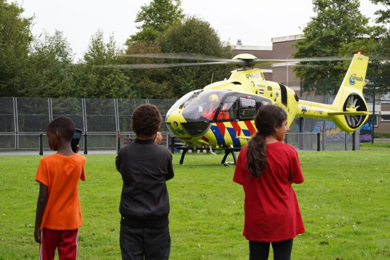 Traumahelikopter trekt veel bekijks na landing op veldje aan de Bongerd