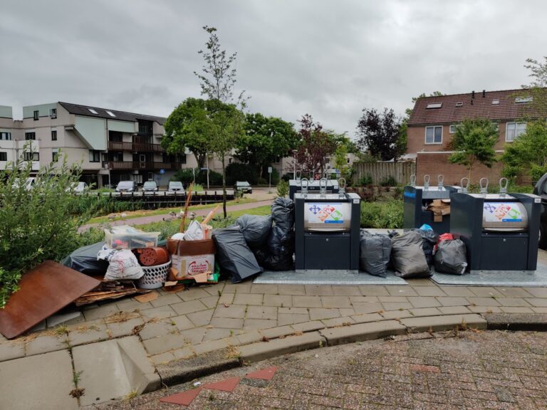Volle containers en troep naast de containers: Capellenaren zijn afvaldumping zat