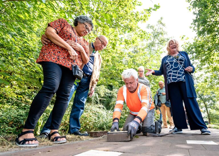 Capels Liefdeslaantje 53 liefdestegels rijker