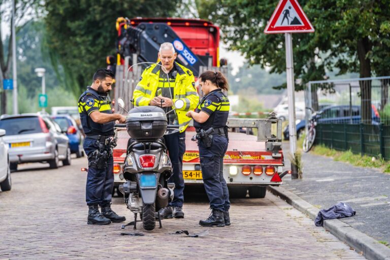 Vrouw op scooter gewond na aanrijding op de Wiekslag