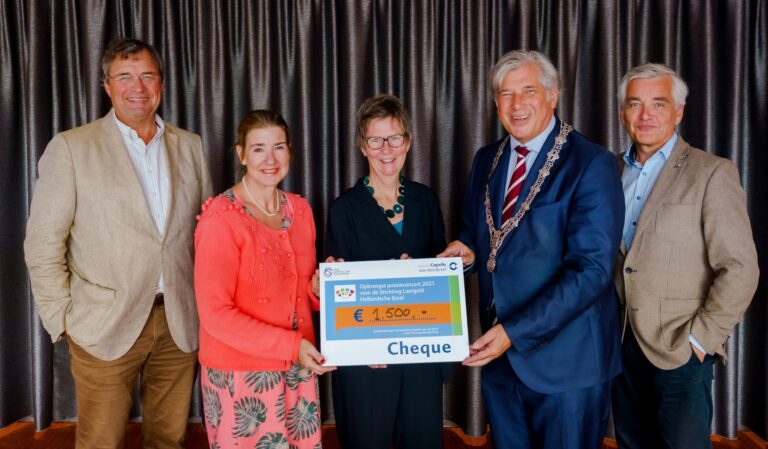 Stichting Leergeld Hollandsche IJssel ontvangt cheque opbrengst Passieconcert