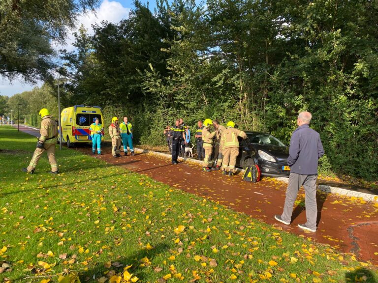 Auto vliegt uit de bocht op Burgemeester Schalijlaan