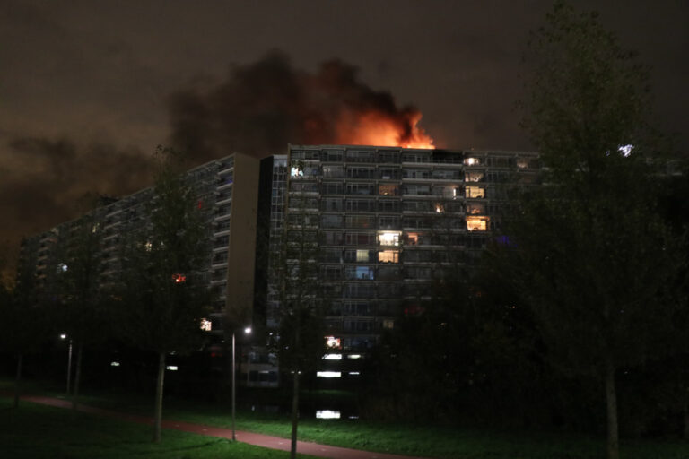 Dode en meerdere gewonden bij brand in flat Reviusrondeel