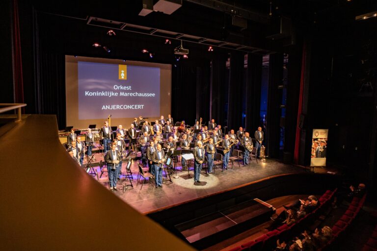 Veteranen en scholieren genieten van voorstellingen ter gelegenheid van lokale Veteranendag