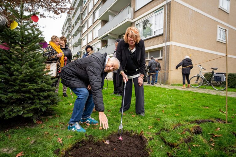 Feestelijke aftrap buurttuin in Florabuurt