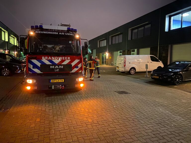 Brandweer speurt naar vreemde lucht op bedrijventerrein Hoofdweg