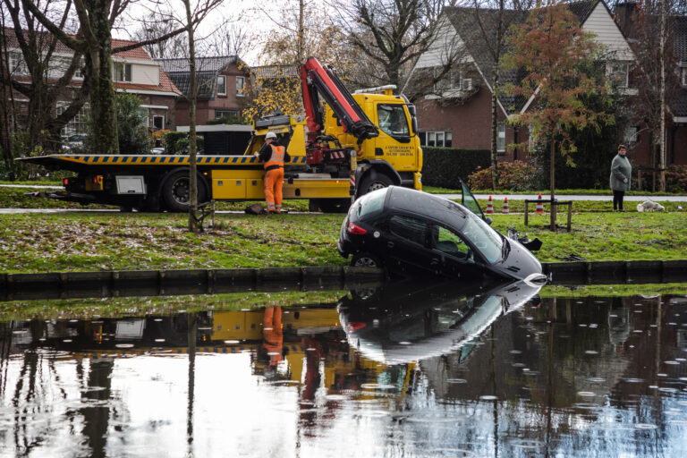 Automobilist onder invloed ramt middengeleiders en komt langs waterkant tot stilstand