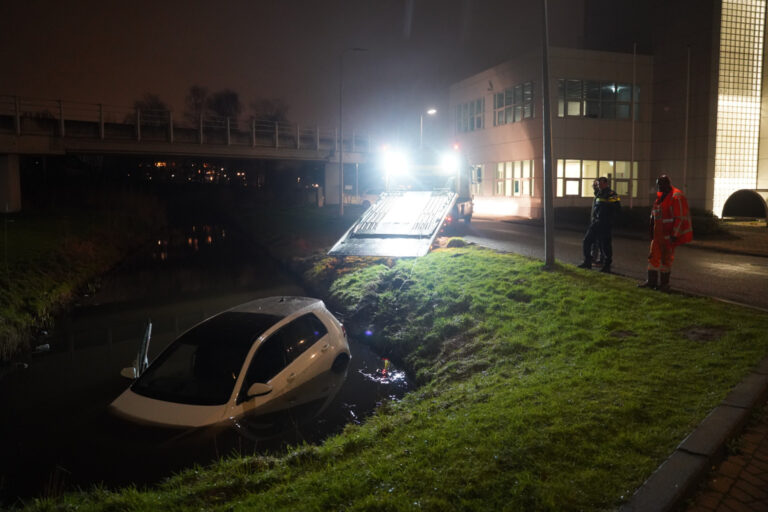 Opnieuw auto te water langs het Rhijnspoor