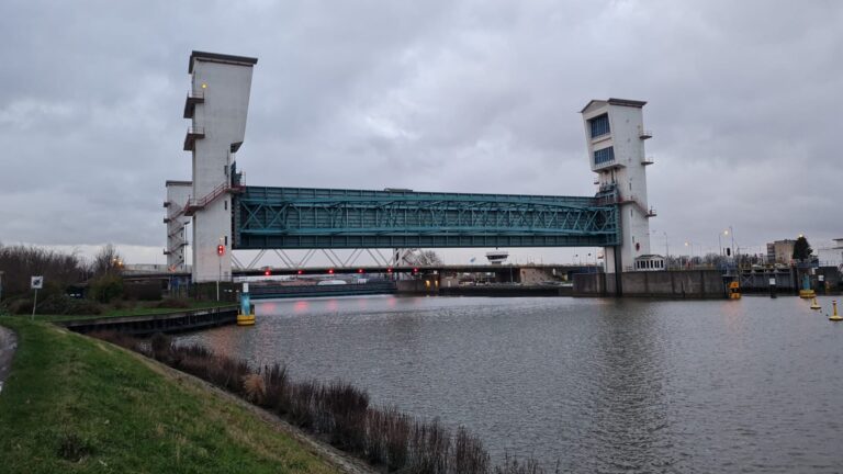 Rijkswaterstaat sluit stormvloedkering Algerabrug vanwege verwacht hoogwater