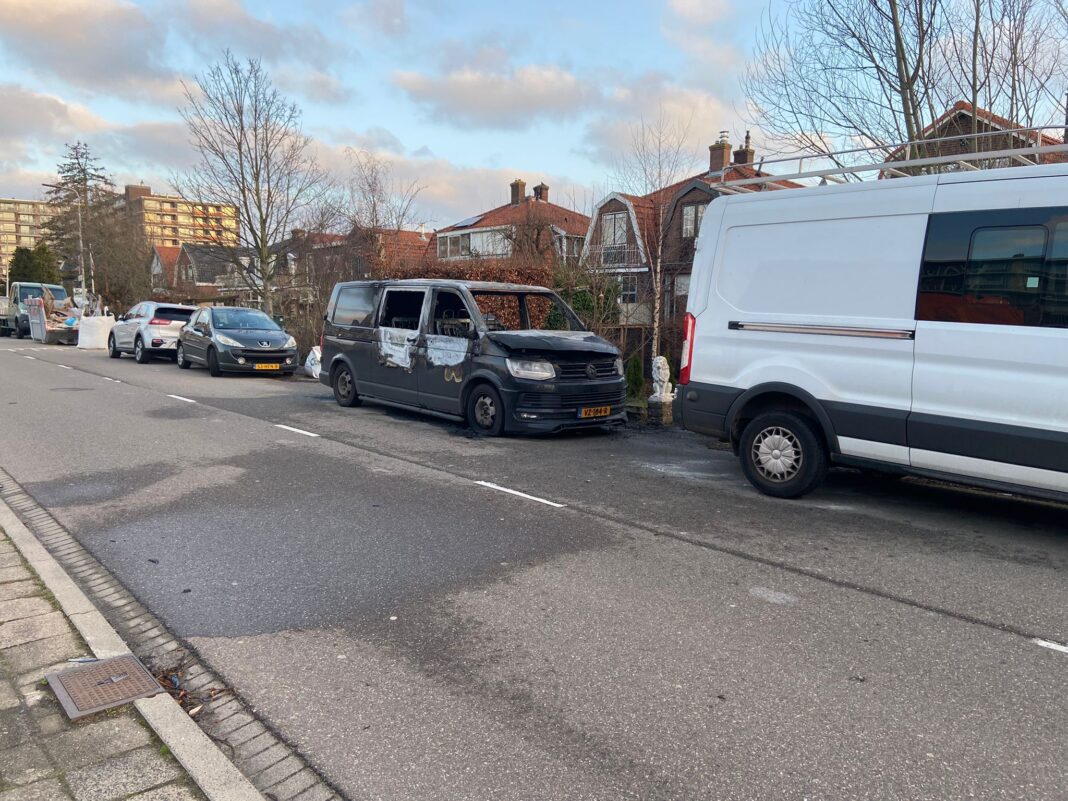 Auto in brand Kerklaan Capelle aan den IJssel