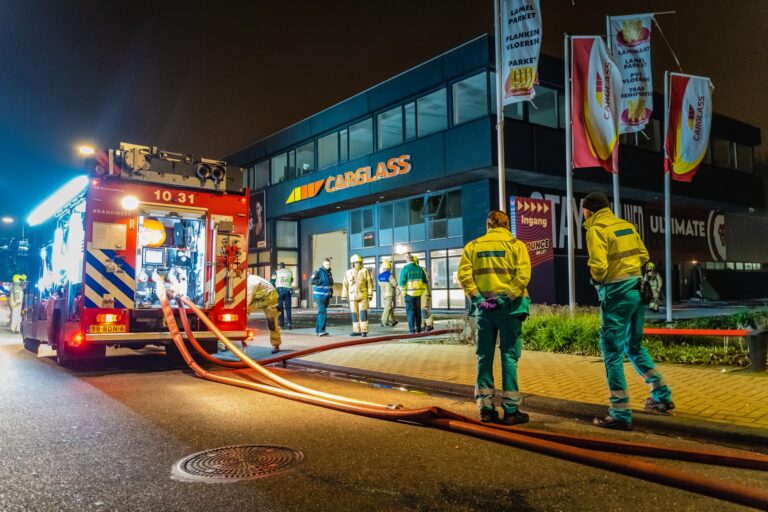 Nachtelijke brand in pand Carglass aan Lylantse Baan (video)