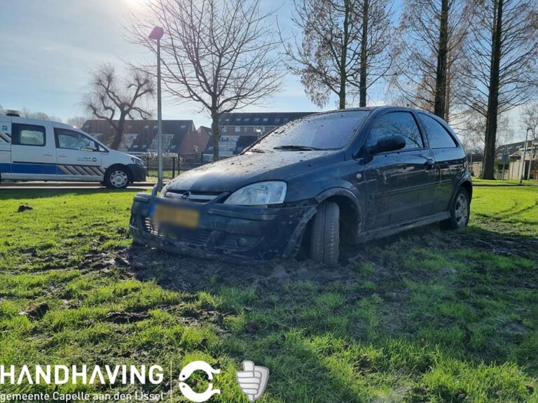 Automobilist begint nachtelijke rally in grasveld Atolpad