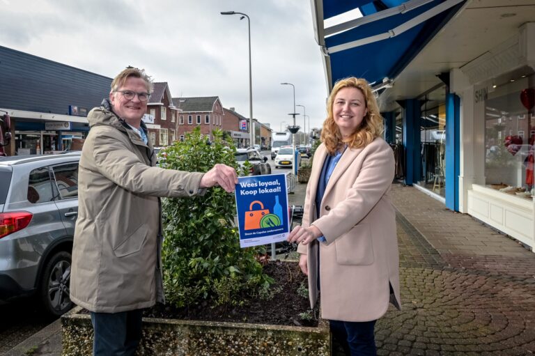 Nieuwe beplanting in bloembakken bij winkelstrip de Luifel in Capelle-Schenkel