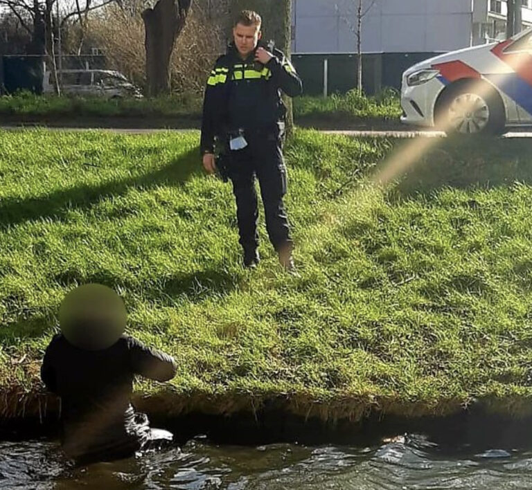 Man springt sloot Akkerwinde in bij aanhouding