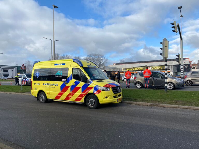 Lichtgewonde na kop-staartaanrijding op Hoofdweg