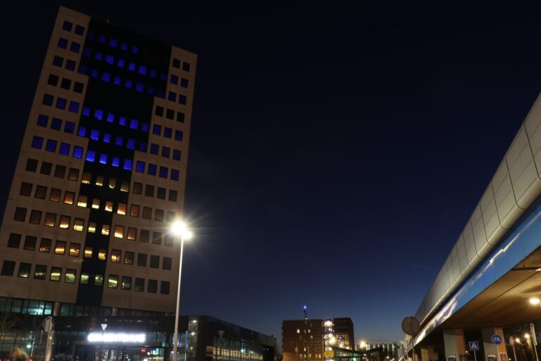 Gemeente solidair met Oekraïne, gemeentehuis kleurt blauw-geel