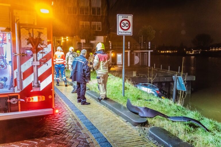 Automobilist vlucht na ongeluk op de Dorpsstraat